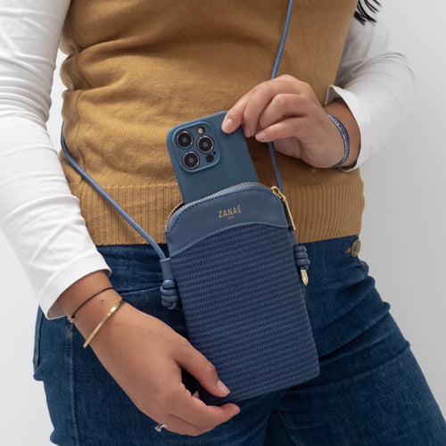 sac bandoulière élégant avec 2 compartiments, poche zippée et emplacement smartphone. Design raffiné, universel et pratique.