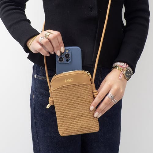sac bandoulière élégant avec 2 compartiments, poche zippée et emplacement smartphone. Design raffiné, universel et pratique.